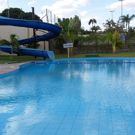 Golden dolphin Express 5pessoas mais 1 criança até 5 anos com toalhas e roupas de cama,lençóis, travesseiros e fronhas e 3 parques aquáticos termais limpeza impostos e taxas já incluso Caldas Novas Exterior foto