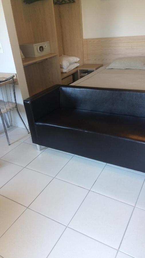 Golden dolphin Express 5pessoas mais 1 criança até 5 anos com toalhas e roupas de cama,lençóis, travesseiros e fronhas e 3 parques aquáticos termais limpeza impostos e taxas já incluso Caldas Novas Quarto foto